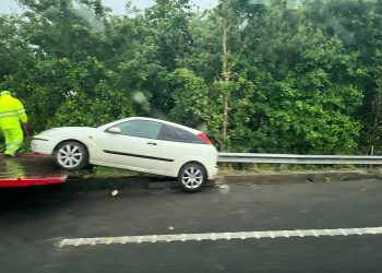 Dos heridos leves en una colisión entre dos vehículos en la A-67, cerca de Torrelavega