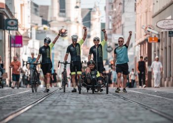 El Triatlón Ciudad de Santander se estrena en 2025 con un dorsal solidario muy especial