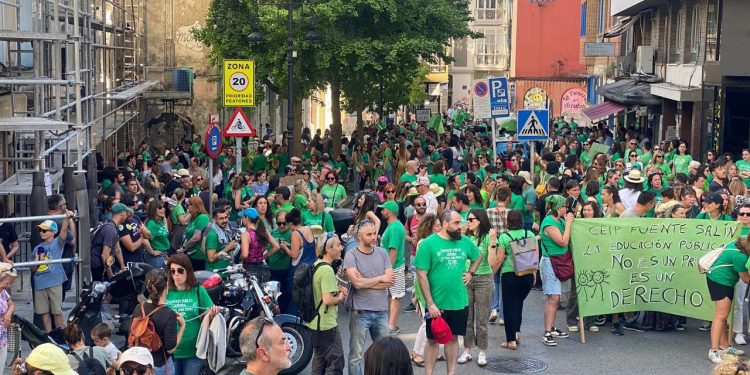 Miles de docentes colapsan el centro de Santander en una manifestación por la educación pública y la mejora salarial