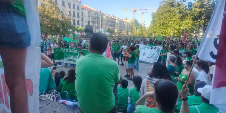 Miles de docentes colapsan el centro de Santander en una manifestación por la educación pública y la mejora salarial