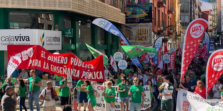 Miles de docentes colapsan el centro de Santander en una manifestación por la educación pública y la mejora salarial