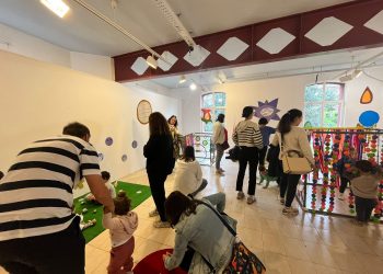 La Biblioteca Miguel Artigas de Astillero acerca la lectura a los más pequeños con una nueva sesión de Bebeteca