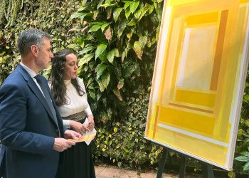 Luís Martínez Abad visita la exposición ‘Ajuar de color’ de Débora Regalado en Santander