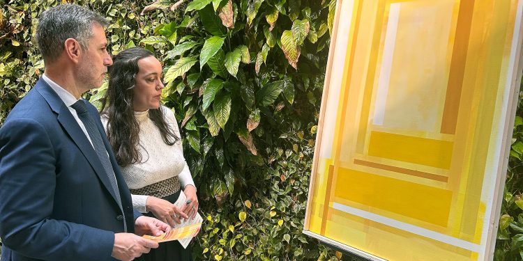 Luís Martínez Abad visita la exposición ‘Ajuar de color’ de Débora Regalado en Santander