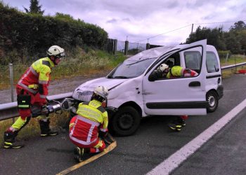 Una furgoneta vuelca tras salirse de la vía en la A-8 a la altura del kilómetro 171
