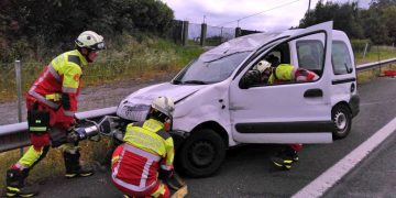 Una furgoneta vuelca tras salirse de la vía en la A-8 a la altura del kilómetro 171