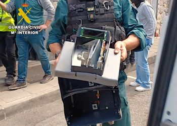 Detenidos dos hombres por el robo en una estación de servicio en Campoo de Enmedio, tras sustraer una furgoneta en Puente San Miguel