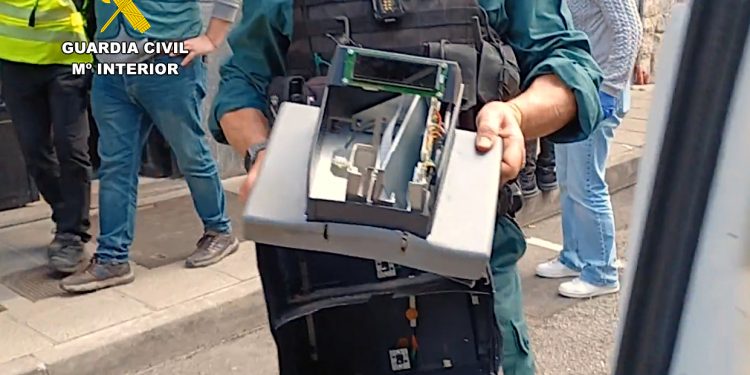 Detenidos dos hombres por el robo en una estación de servicio en Campoo de Enmedio, tras sustraer una furgoneta en Puente San Miguel