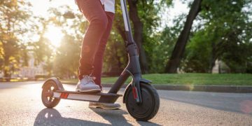 Una mujer herida tras ser atropellada por un patinete eléctrico en el centro de Santander