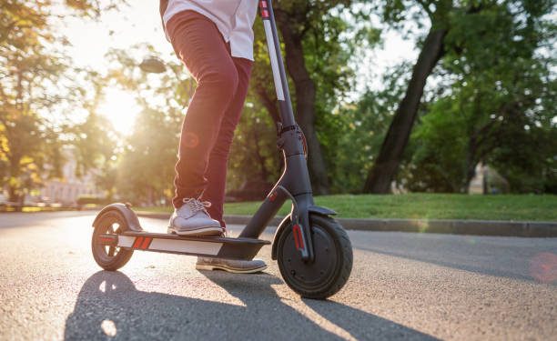 Una mujer herida tras ser atropellada por un patinete eléctrico en el centro de Santander