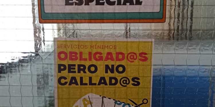 Más de la mitad del profesorado cántabro secunda la huelga educativa en su primer día según los sindicatos
