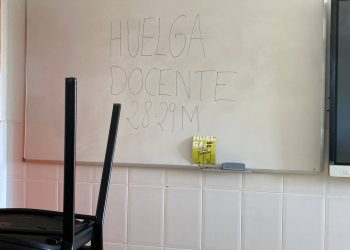 Más de la mitad del profesorado cántabro secunda la huelga educativa en su primer día según los sindicatos