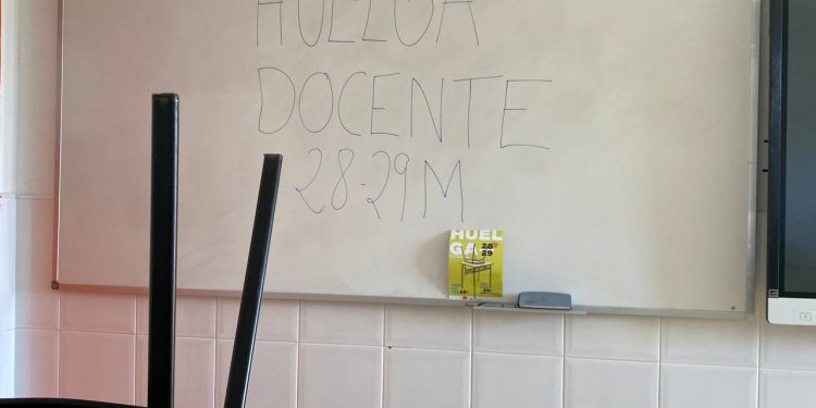 Más de la mitad del profesorado cántabro secunda la huelga educativa en su primer día según los sindicatos