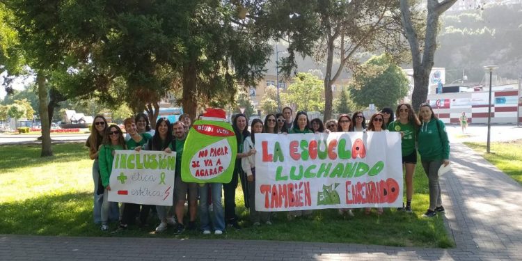 Más de la mitad del profesorado cántabro secunda la huelga educativa en su primer día según los sindicatos