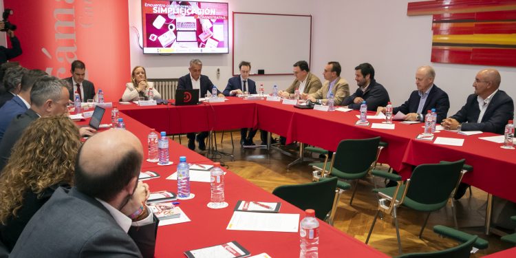 Urrutia defiende en la Cámara de Comercio que la nueva ley de simplificación “pone a la Administración al servicio de las empresas”
