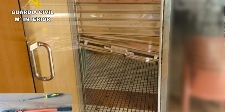 La Guardia Civil detiene a dos hombres tras frustar un robo en un bar de Sarón