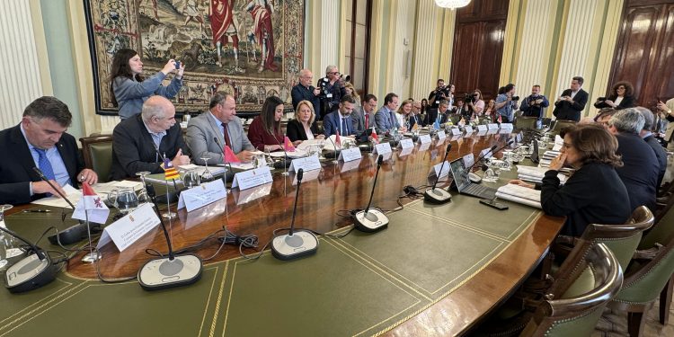 Cantabria exige ayudas “urgentes” para la flota artesanal por la “desastrosa” campaña del verdel y defiende el control del lobo