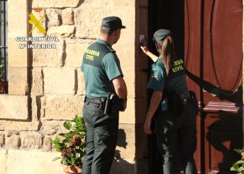 La Guardia Civil detiene a dos personas por el hurto de 8.000 euros y joyas a personas mayores en Cantabria