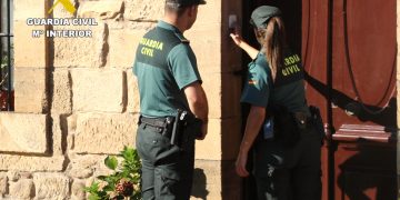 La Guardia Civil detiene a dos personas por el hurto de 8.000 euros y joyas a personas mayores en Cantabria