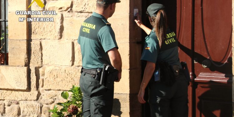La Guardia Civil detiene a dos personas por el hurto de 8.000 euros y joyas a personas mayores en Cantabria
