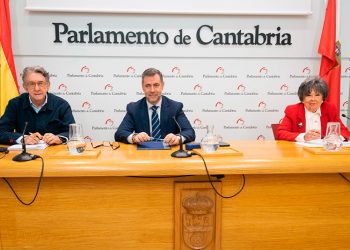 Luis Martínez Abad inaugura el ciclo ‘Pintores cántabros en la Escuela de París’ con una conferencia de Jaime Sordo en el Parlamento