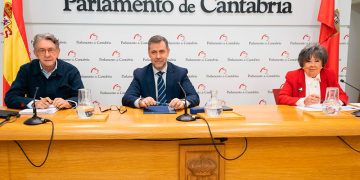 Luis Martínez Abad inaugura el ciclo ‘Pintores cántabros en la Escuela de París’ con una conferencia de Jaime Sordo en el Parlamento