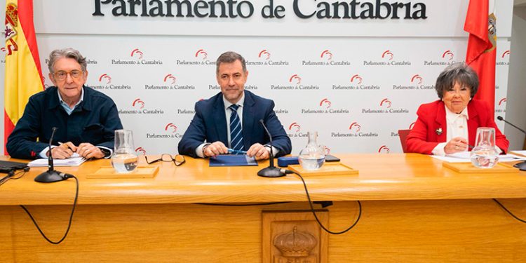 Luis Martínez Abad inaugura el ciclo ‘Pintores cántabros en la Escuela de París’ con una conferencia de Jaime Sordo en el Parlamento