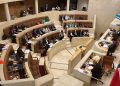 El Parlamento cántabro exige al Gobierno central fechas para el AVE y aprueba medidas para autónomos y sanidad