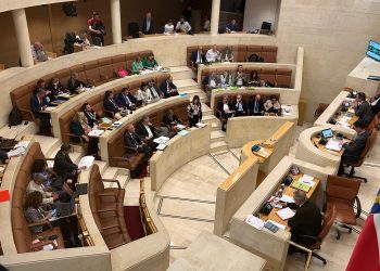 El Parlamento cántabro exige al Gobierno central fechas para el AVE y aprueba medidas para autónomos y sanidad