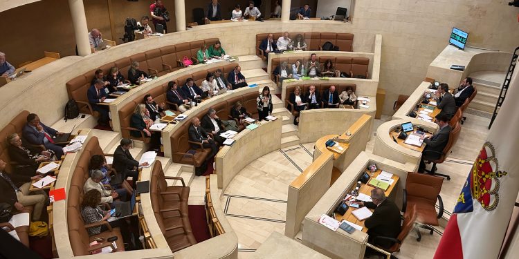 El Parlamento de Cantabria aprueba por unanimidad reactivar el plan de empleo juvenil y exige avances en La Pasiega
