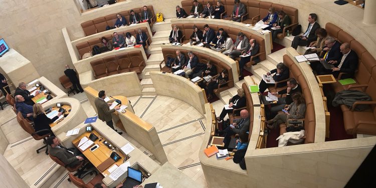 El Parlamento cántabro debatirá este lunes el futuro del AVE y la ley de Voluntariado