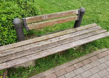 Izquierda Unida critica el abandono del mobiliario urbano en Laredo y exige actuaciones urgentes