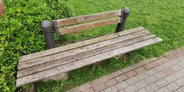 Izquierda Unida critica el abandono del mobiliario urbano en Laredo y exige actuaciones urgentes