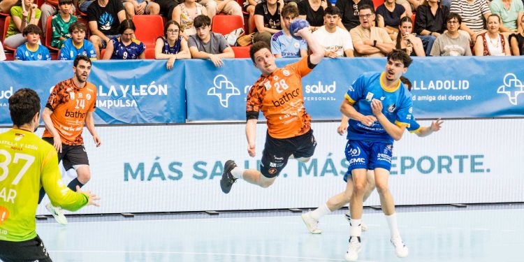 El Bathco Torrelavega conquista Huerta del Rey y se clasifica para Europa