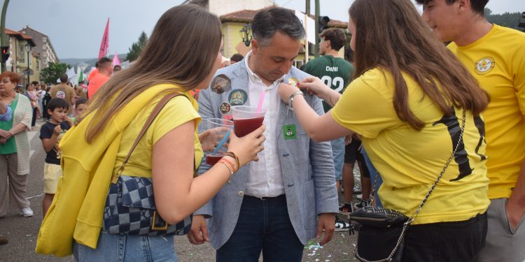 Las Peñas toman Renedo para encender el espíritu de San Antonio