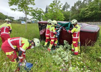 Un hombre y un menor resultan heridos leves tras volcar su coche en la A-8 en Bárcena de Cicero