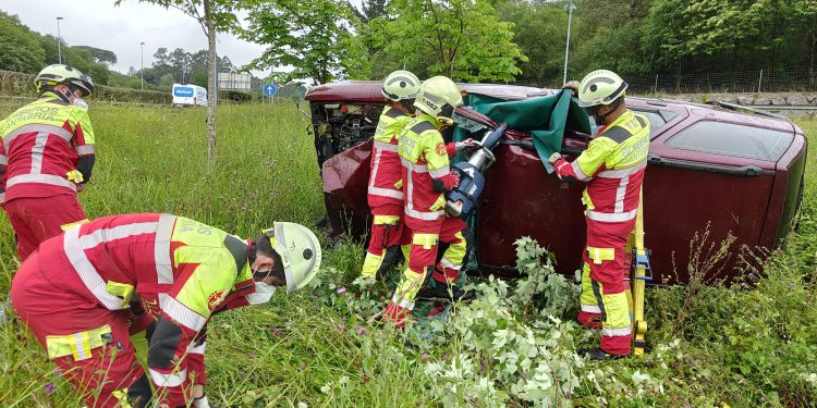 Un hombre y un menor resultan heridos leves tras volcar su coche en la A-8 en Bárcena de Cicero