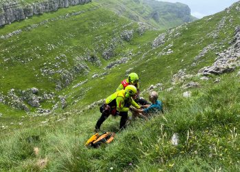 Rescatan en helicóptero a un hombre de 74 años tras sufrir una posible fractura en Las Enguinzas, Miera