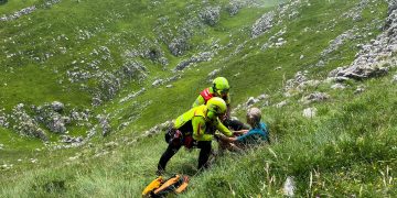 Rescatan en helicóptero a un hombre de 74 años tras sufrir una posible fractura en Las Enguinzas, Miera
