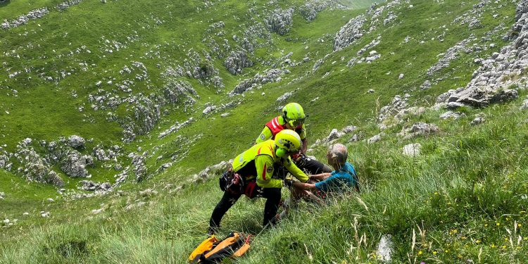 Rescatan en helicóptero a un hombre de 74 años tras sufrir una posible fractura en Las Enguinzas, Miera
