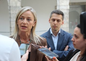 El PSOE exige la dimisión del consejero de Educación si no se cumple el acuerdo para mantener abierto el colegio El Pedregal