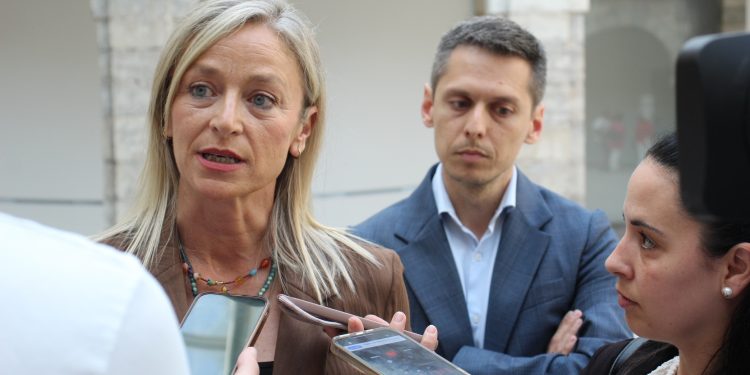 El PSOE exige la dimisión del consejero de Educación si no se cumple el acuerdo para mantener abierto el colegio El Pedregal