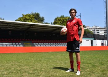 El CD Laredo refuerza su defensa con la incorporación del joven central Iker Losa