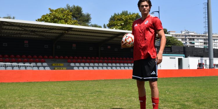 El CD Laredo refuerza su defensa con la incorporación del joven central Iker Losa