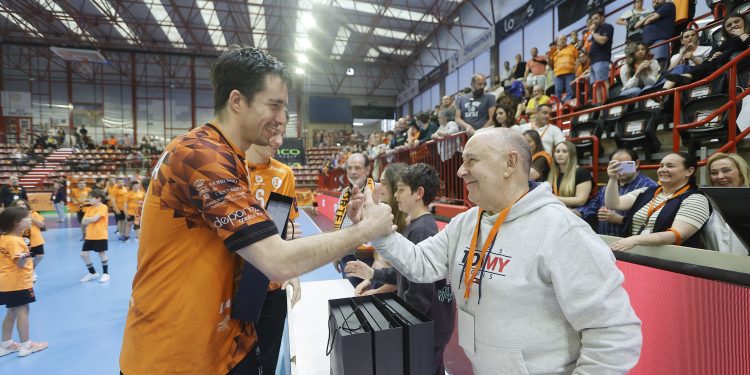 El Bathco BM Torrelavega cierra temporada reafirmando su fuerza en la pista y fuera de ella gracias a su sólido Club de Empresas