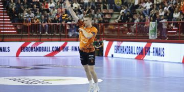 Pedro Berrío renueva con el Bathco BM Torrelavega hasta 2027 y se cede al Balonmano Soria en 2025