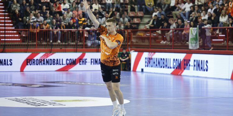 Pedro Berrío renueva con el Bathco BM Torrelavega hasta 2027 y se cede al Balonmano Soria en 2025
