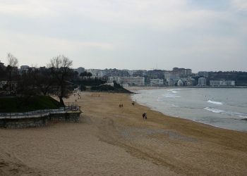 Fallece un hombre tras desplomarse en la playa de La Concha en Santander