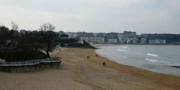 Fallece un hombre tras desplomarse en la playa de La Concha en Santander