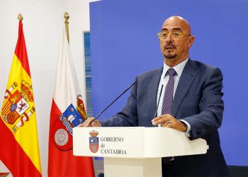 El consejero César Pascual apuesta por una gestión sanitaria más profesionalizada y con mayor autonomía técnica